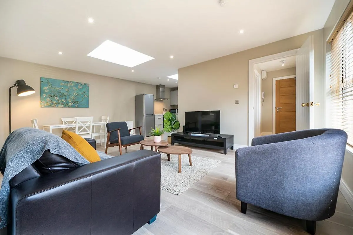 Pop Hollywood - Hip 2Bd Ap - Gold Short Term Stays Belfast Daire